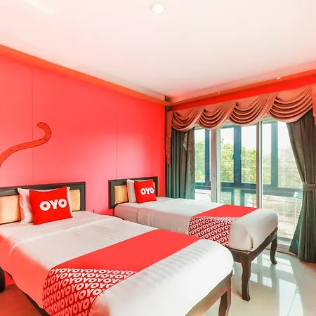 Oyo 768 First Station Hotel